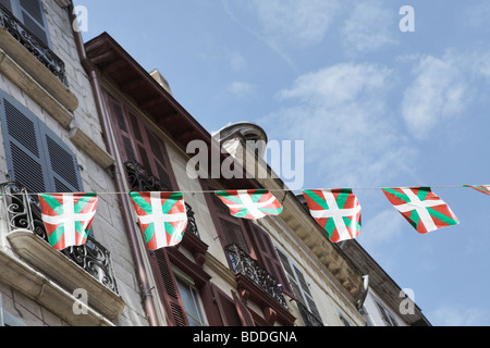 Baskische Ikurrina Flagge auf rue d ' Espagne an die Fete de Bayonne in Bayonne, Frankreich Stockfoto