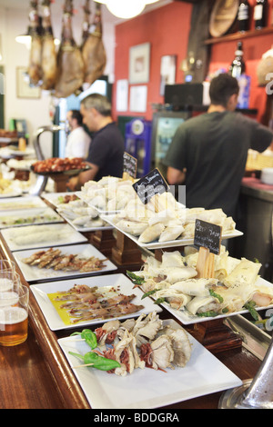 Pintxos (Tapas) in bar Astelena in Plaza De La Constitución in San Sebastian, Spanien. Stockfoto