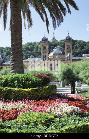 Parque de Alderdi Eder, San Sebastian, Spanien. Rathaus (Ayuntamiento) im Hintergrund Monte Urgull mit Christus-Statue in Ferne Stockfoto