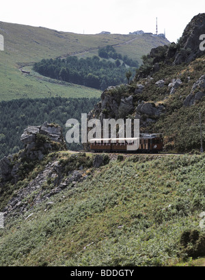 Trainieren Sie eine Cremaillere (Zahnrad Bahn) an La Rhune Berg- und Beobachtung Punkt, Baskenland, Frankreich Stockfoto