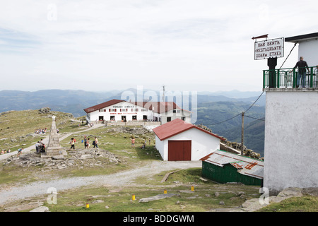 Cafe und Restaurant im La Rhune Berg- und Beobachtung zeigen, Baskenland, Frankreich Stockfoto