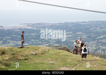 Touristen fotografieren bei La Rhune Berg- und Beobachtung zeigen, Baskenland, Frankreich Stockfoto