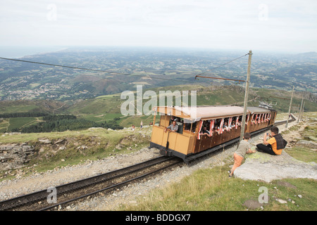 Trainieren Sie eine Cremaillere (Zahnrad Bahn) an La Rhune Berg- und Beobachtung Punkt, Baskenland, Frankreich Stockfoto