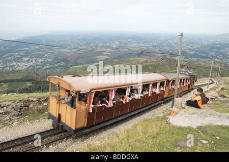 Trainieren Sie eine Cremaillere (Zahnrad Bahn) an La Rhune Berg- und Beobachtung Punkt, Baskenland, Frankreich Stockfoto