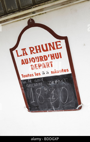 Zeitplan für die La Rhune Bergbahn im baskischen Land, Frankreich. Auf der Station an der Spitze des Berges. Stockfoto