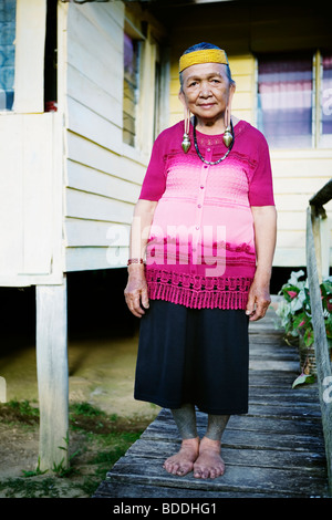 Eine Kelabit Frau (mit traditionellen Bein Tattoos und Ohrringe) in den Kelabit Highlands (Sarawak, Borneo, Malaysia). Stockfoto