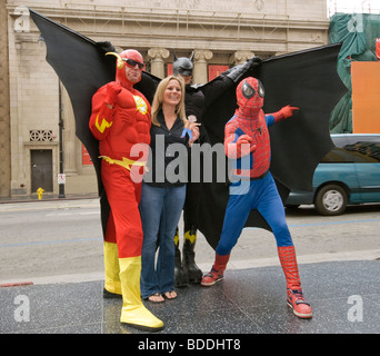 Batman, Spiderman Figuren und Touristen am Walk of Fame am Hollywood Boulevard, Hollywood, Kalifornien, USA Stockfoto