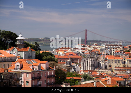 Blick auf die Stadt vom Miradouro da Graca. In der Hintergrund Ponte 25 De Abril Brücke. Stockfoto