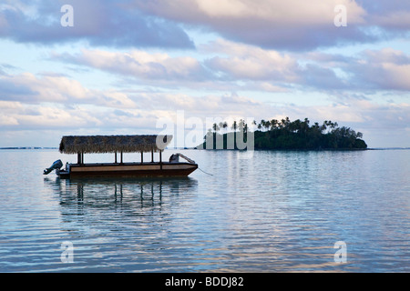 Tropical Island am Horizont von Muri Beach auf Rarotonga in Cook-Inseln in der Südsee gesehen Stockfoto