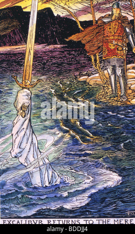 KING ARTHUR beobachtet, wie das Schwert Excalibur aus dem See angesprochene Stockfoto