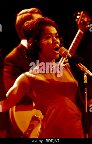 SUGAR PIE DESANTO - US pop-Sängerin im Oktober 1964 auf UK TV-Show Ready, Steady, Go Stockfoto