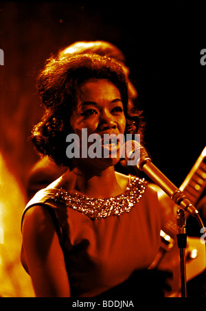 SUGAR PIE DESANTO - US pop-Sängerin im Oktober 1964 auf UK TV-Show Ready, Steady, Go Stockfoto