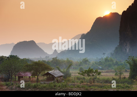 die Sonne Dissappearing über die Berge nr Vang Vieng, Laos Stockfoto