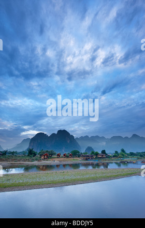 Sonnenaufgang über den Bergen und Nam Song River in Vang Vieng, Laos Stockfoto