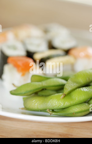 Sushi mit Edamame Bohnen Stockfoto