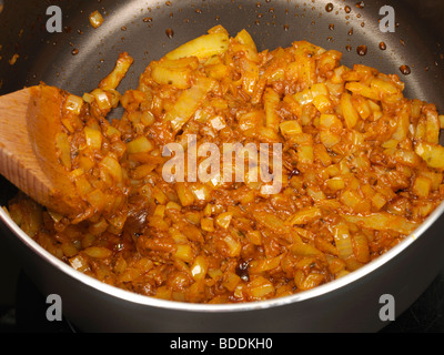 Schuss 6 (Kochen Zwiebeln in Curry-Paste) Stockfoto