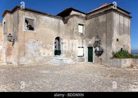 Capelo House, eines der historischen Strukturen im Inneren der Burg von Palmela. Palmela, Distrikt Setúbal, Portugal. Stockfoto