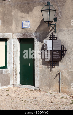 Capelo House, eines der historischen Strukturen im Inneren der Burg von Palmela. Palmela, Distrikt Setúbal, Portugal. Stockfoto