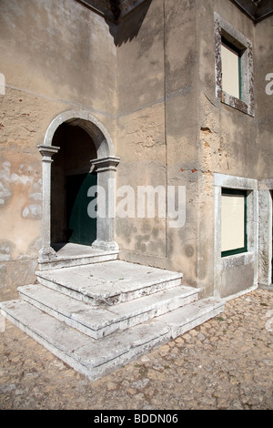 Capelo House, eines der historischen Strukturen im Inneren der Burg von Palmela. Palmela, Distrikt Setúbal, Portugal. Stockfoto