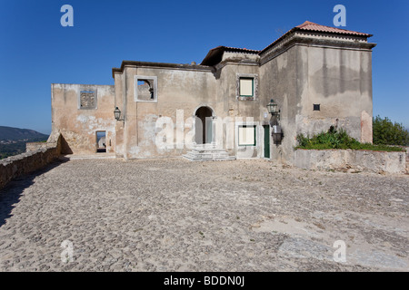 Capelo House, eines der historischen Strukturen im Inneren der Burg von Palmela. Palmela, Distrikt Setúbal, Portugal. Stockfoto