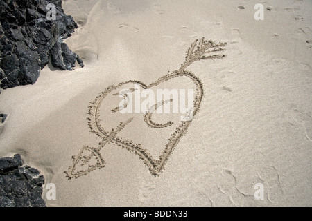Herz und Initialen in Sand gezeichnet Stockfoto