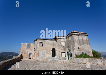 Capelo House, eines der historischen Strukturen im Inneren der Burg von Palmela. Palmela, Distrikt Setúbal, Portugal. Stockfoto