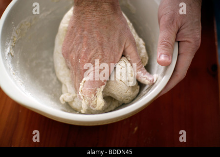 Mann, Teig zu kneten. Stockfoto