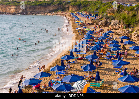 Urlauber, die Sonnenbaden auf einem überfüllten Ammes Beach auf der griechischen Mittelmeer Insel von Kefalonia Griechenland GR Stockfoto