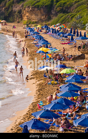 Urlauber, die Sonnenbaden auf einem überfüllten Ammes Beach auf der griechischen Mittelmeer Insel von Kefalonia Griechenland GR Stockfoto