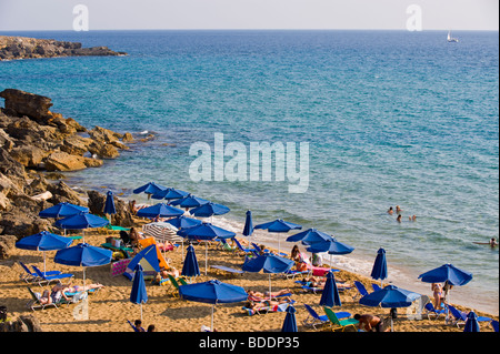 Urlauber, die Sonnenbaden auf einem überfüllten Ammes Beach auf der griechischen Mittelmeer Insel von Kefalonia Griechenland GR Stockfoto