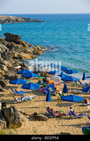 Urlauber, die Sonnenbaden auf einem überfüllten Ammes Beach auf der griechischen Mittelmeer Insel von Kefalonia Griechenland GR Stockfoto