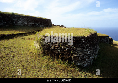 Orongo Zeremoniell Dorf, auf die rührende Rano Kau-Krater, die Osterinsel. Stockfoto