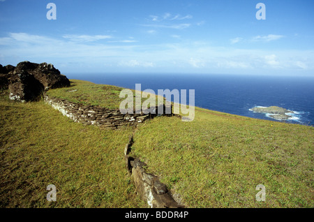 Orongo Zeremoniell Dorf, auf die rührende Rano Kau-Krater, die Osterinsel. Stockfoto