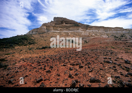 Geschichtete Sedimente Böschung, von Route 12 in Deseado Bezirk. Provinz Santa Cruz, Argentinien. Stockfoto