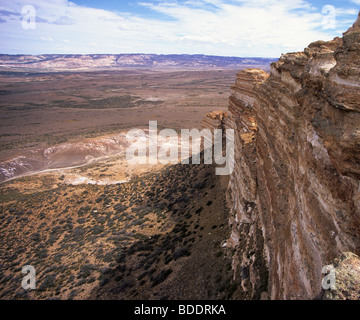 Geschichtete Sedimente Böschung, von Route 12 in Deseado Bezirk. Provinz Santa Cruz, Argentinien. Stockfoto