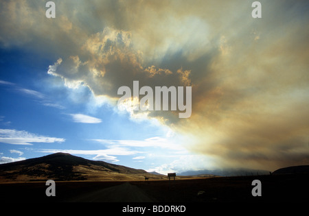 Riesige Rauchwolken verdunkeln den Himmel östlich der Torres del Paine Nationalpark bei einem großen Brand im Frühjahr 2005. Stockfoto