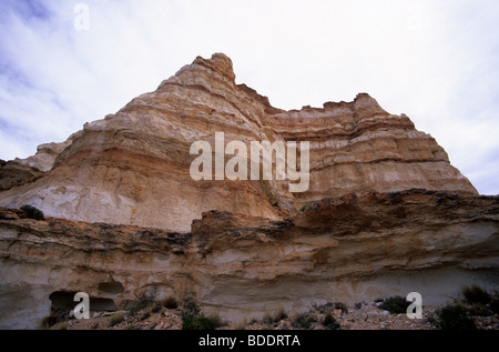 Geschichtete Sedimente Böschung, von Route 12 in Deseado Bezirk. Provinz Santa Cruz, Argentinien. Stockfoto