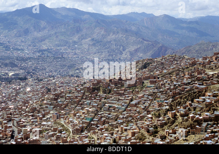 La Paz, die Hauptstadt von Bolivien, gesehen vom Rand des riesigen natürlichen Schüssel, die in der es sitzt. Stockfoto