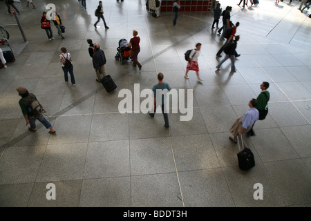 Menschen gehen hin und her und von ihrer Züge im Hauptbahnhof München, Deutschland. Stockfoto
