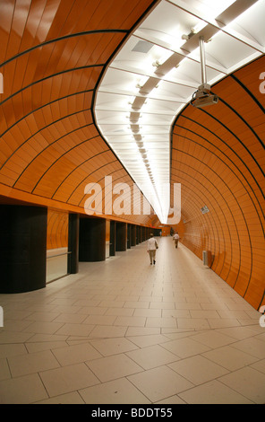 Fußgängertunnel in u-Bahnstation Marienplatz, München, Deutschland. Stockfoto