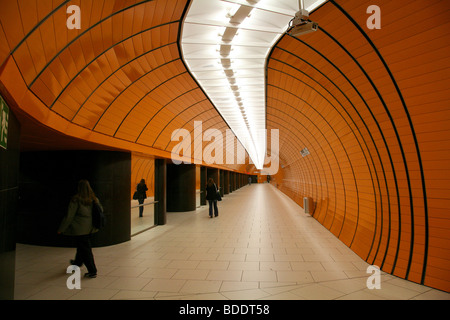 Fußgängertunnel in u-Bahnstation Marienplatz, München, Deutschland. Stockfoto