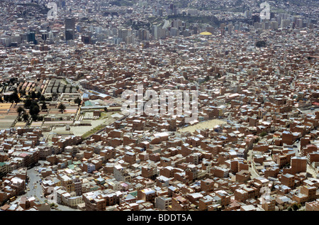 La Paz, die Hauptstadt von Bolivien, gesehen vom Rand des riesigen natürlichen Schüssel, die in der es sitzt. Stockfoto