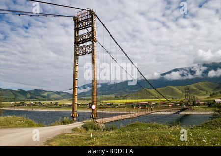 Hängebrücke über Katun-Fluss in Tyungur Dorf in der Altai-Region. Russland. Stockfoto