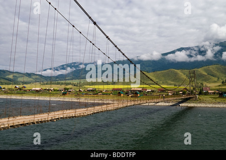 Hängebrücke über Katun-Fluss in Tyungur Dorf in der Altai-Region. Russland. Stockfoto