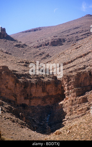 Monduntergang über einem trockenen Wasserfall in der A t Mansour Schlucht im Anti-Atlas-Gebirge des südlichen Marokko. Stockfoto