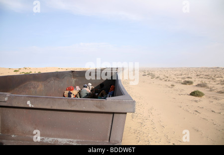 Reiten in den leeren Fracht Wagen von den Erz-Zug - die längste in der Welt - von Nouadhibou zum Zouérat in Mauretanien Stockfoto