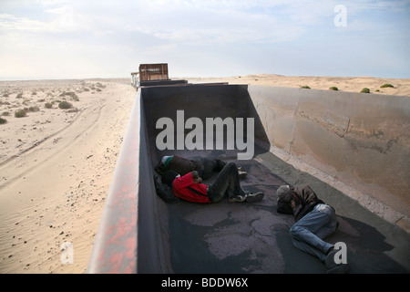 Reiten in den leeren Fracht Wagen von den Erz-Zug - die längste in der Welt - von Nouadhibou zum Zouérat in Mauretanien Stockfoto