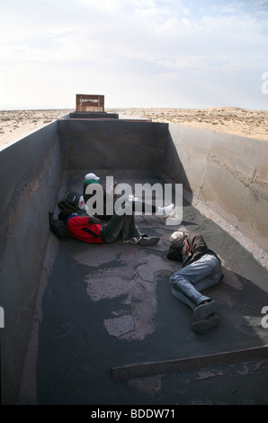 Reiten in den leeren Fracht Wagen von den Erz-Zug - die längste in der Welt - von Nouadhibou zum Zouérat in Mauretanien Stockfoto