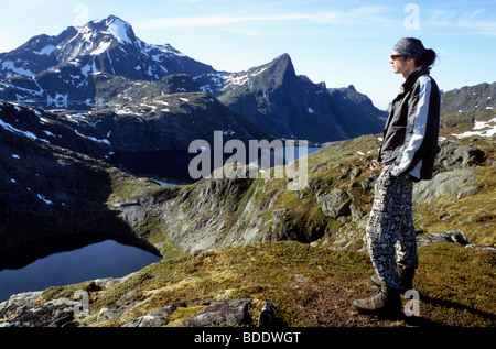 Mann, Blick auf Berg-Aussicht in Richtung Hermansdalstinden, höchsten Punkt auf Moskensoya Island, Lofoten, Norwegen. Stockfoto