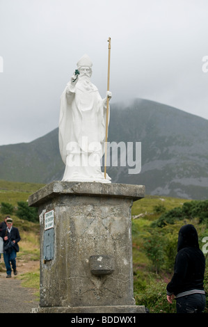 Pilger an der Statue von St. Patrick an der Basis von der Wallfahrt Berg Croagh Patrick in der Nähe von Westport County Mayo Irela Stockfoto